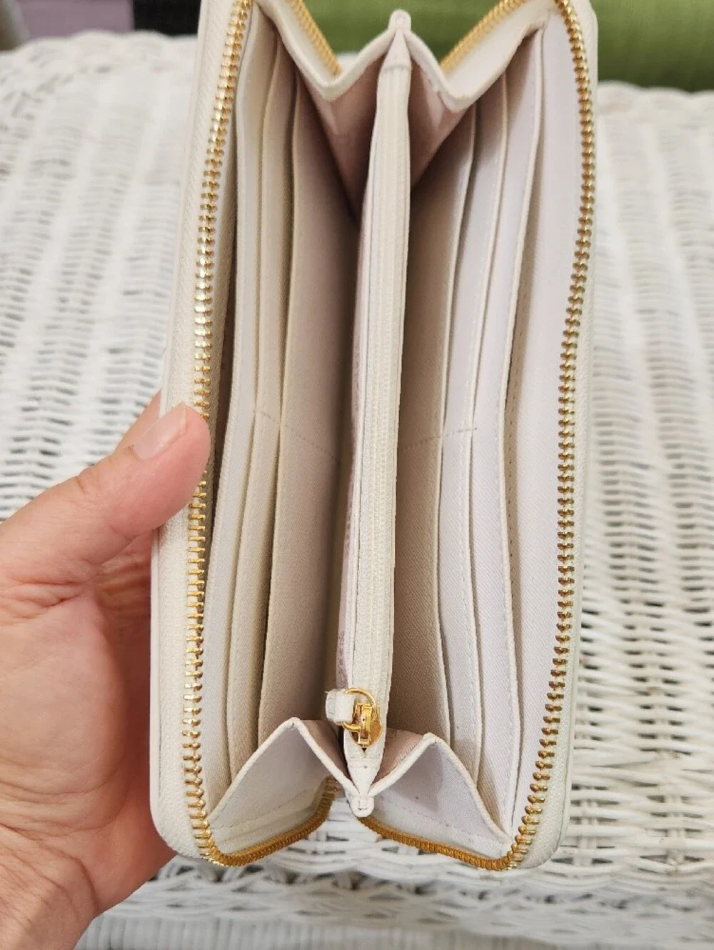 MICHAEL Michael Kors White Wallet with Gold Plaque Good Condition
